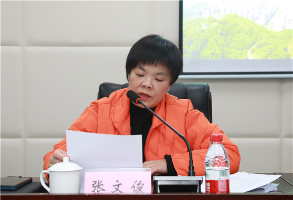 巴南经济园区党委委员、监事会主席张文俊领学《中国共产党统一战线工作条例》。巴南经济园区供图