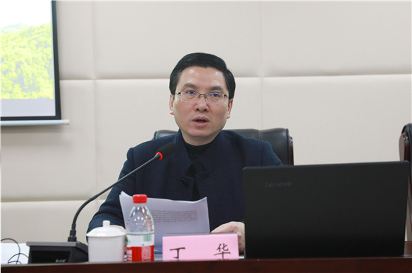 巴南经济园区党委副书记、总经理丁华宣讲党的十九届六中全会精神并讲话。巴南经济园区供图