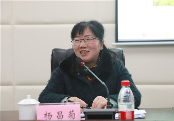 巴南区工商联副主席杨昌菊发表讲话。巴南经济园区供图